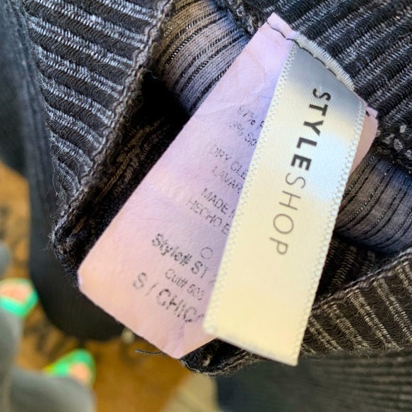 Cropped top with full length sleeves - Picture 3 of 3